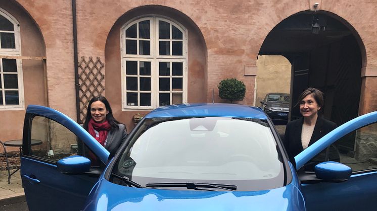 Ambassadør Caroline Ferrari sammen med Dansk Renault Direktør Yana Minenko og den nye ZOE