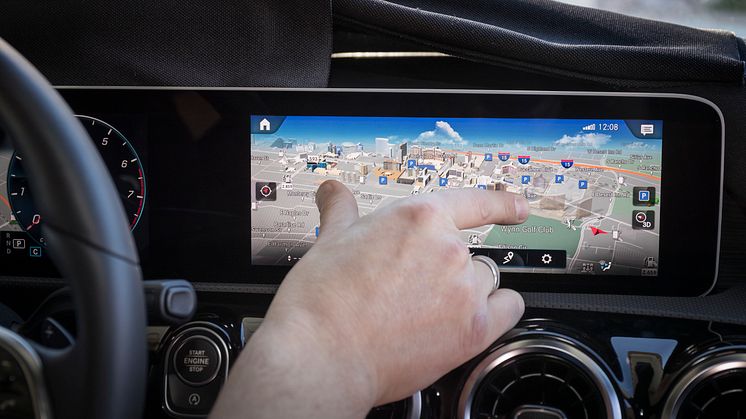 I MBUX styres mange af bilens funktioner fra en 3D-model af bilen. Ved at dreje, swipe og pege på skærmen, styrer man systemet.