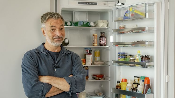 Sveriges favoritkock Tareq Taylor blåser liv i det klassiska matlagningsprogrammet ”Här är ditt kylskåp” för Kanal 5 och Max