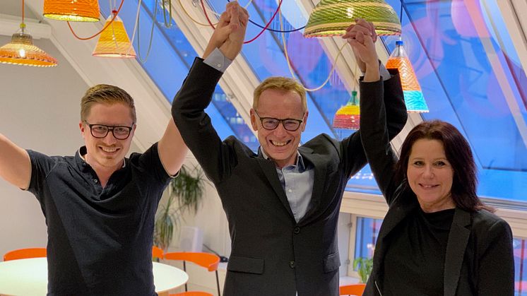 Karl Kirkevold och Cia Tengman, Årets Medarbetare 2019, gratuleras av Håkan Lord, CEO på SoftOne Group. 