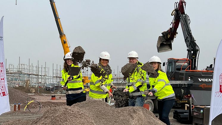 Spaden i marken! Fr v Sara Stridh, säljare, Karin Dimander Lannergård, sälj- och marknadsansvarig, Stefan Fontaeus, projektledare och Anna-Karin Zarins, marknadsområdeschef. Samtliga från Riksbyggen.