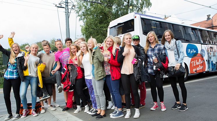 Tilbyr bussing for skoleklasser som vil ut på tur