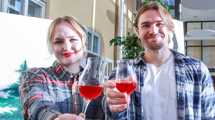 Emma Altenhammar och Marcus Dickson skålar för sin lyckade kombucha smaksatt med skogsbär.