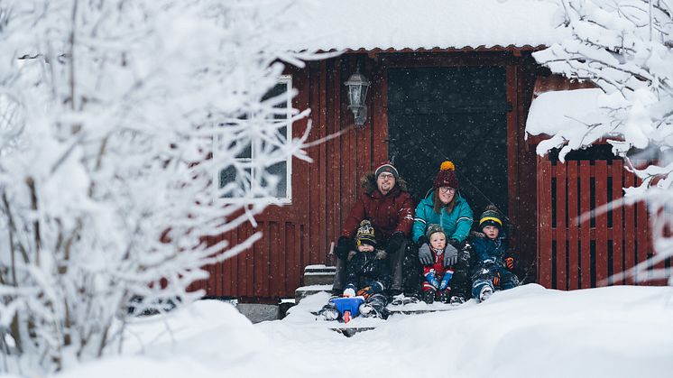 Kristopher och Ellen Vanes och deras tre söner. Foto: Jonas Westling.