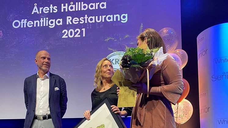 Kockarna Cecilia Granath Karlsson och Felicia Wallström på restaurang Foderbordet tog emot priset av Staffan Carlberg på KRAV.