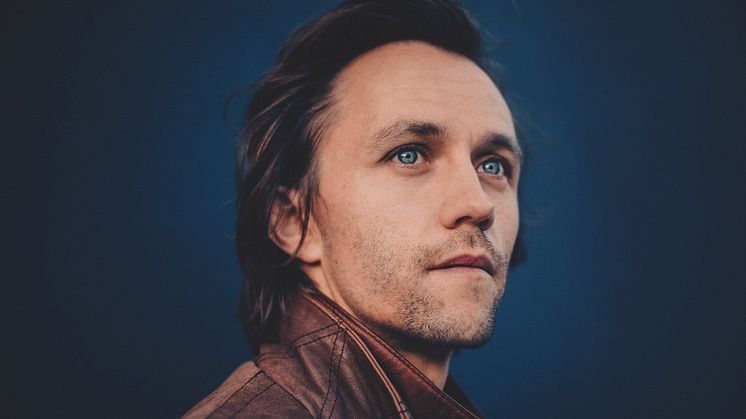 Sondre Lerche dobbeldebuterer som forfatter i år, med barneboken "Snømannens jul" og essaysamlingen «Alle sanger handler om deg». I tillegg har han vært svært aktivt som låtskriver og artist. Foto: Isabell N. Wedin