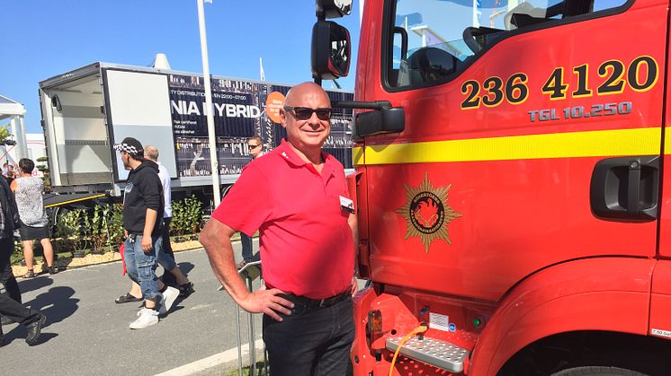 Peter Winbo bredvid brandbilen från MAN. Snart rullar den upp till nacka för tjänstgöring i Södertörns brandförsvarsförbund.