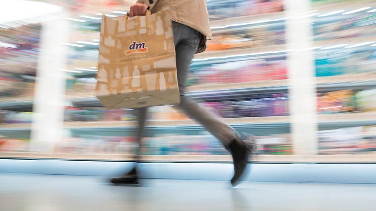 Starker Zuspruch für Omnichannel-Retailing bei dm – Kunden würdigen Leistungen wie Corona-Schnelltest-Zentren und Express-Abholung – Umsatz europaweit über 12 Mrd. Euro