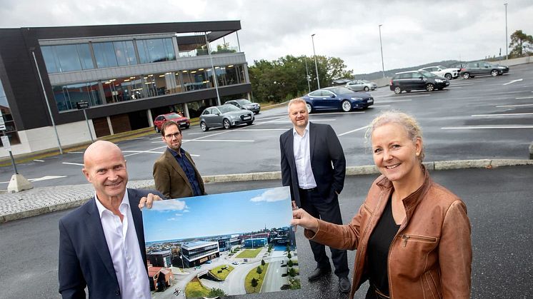 In front: Terje Andersen, CEO of Morrow Batteries and Jill Akselsen, Managing Director of J. B. Ugland Real Estate, holding an illustration of the Battery Innovation Centre. Back, from left: Håvard Bjorå, Project- and business developer in J.B. Uglan