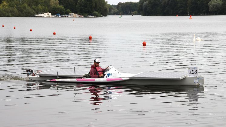 Der TH-Eigenbau „SUNcaTcHer“ mit Teamleiter Christopher Brüllke am Steuer bei der „Haus-Regatta“ auf der Dahme bei Wildau.