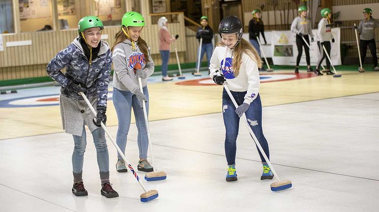 Elever testar curling i Helsingborg