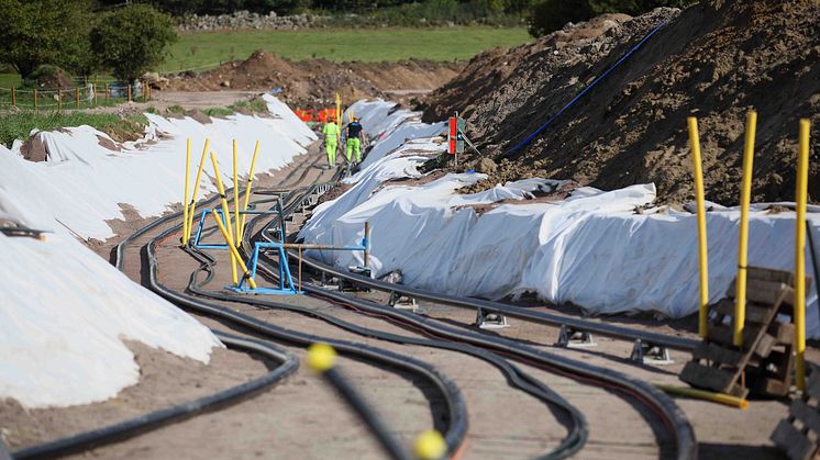 Geomatikk förebygger avbrott på t.ex. el, tele- och fibernät genom att markera var i marken ledningar ligger i samband med grävarbeten.