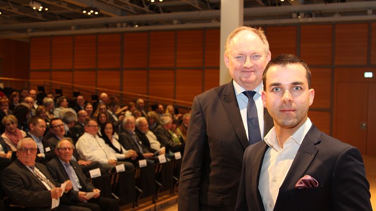 Über 300 Gäste aus Politik, Verwaltung und Wirtschaft sowie Dr. Stephan Nahrath, Geschäftsführer WWE, sind gespannt, was Kriminal- & Geheimdienstanalyst Mark T. Hofmann (r.) ihnen aus seiner Erfahrung berichten wird.