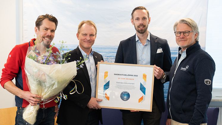 Peter Karlsson och Carl Rönnow från Svenska Båtunionen (i mitten) tillsammans med Patric Borén (t.v.), Dyvik Marina och Mats Eriksson (t.h.) , Sweboat, från Miljöprisets jury