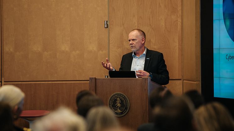 Anders Ynnerman talar inför publiken på Stanfords universitet. Foto: Clément Morin