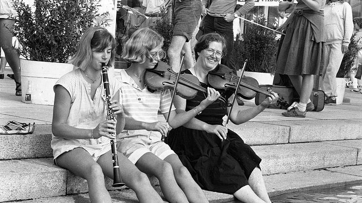 Spillemandsstævne foran Musikhuset Aarhus i 1984. Foto: Musikhuset Aarhus.
