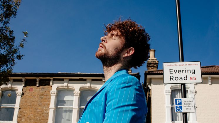 UK-stjärnan Tom Grennan släpper nya albumet ”Evering Road” idag