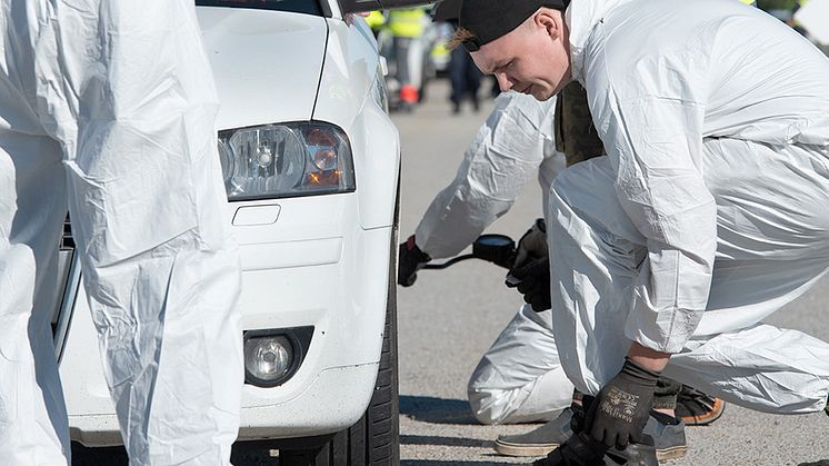 Däcktryck, mönsterdjup och om det är sommar- eller vinterdäck på bilen undersöks vid däckrazziorna, som startar i slutet av augusti. Bilisten får information om skicket på sina däck och tips om vad som är bra att tänka på.