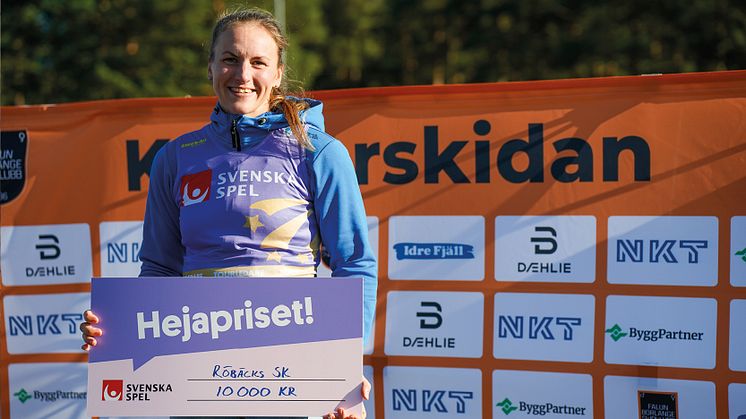 Linn Sömskar vinner Hejaprisets 10 000 kronor som skänks till moderklubben Röbäcks SK.