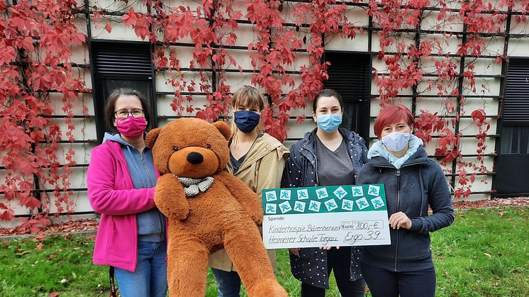 Kerstin Stadler vom Kinderhospiz Bärenherz nimmt den Spendenscheck von Lea Schnellschmidt, Patricia Buttgerereit und Lisa Michaelis entgegen