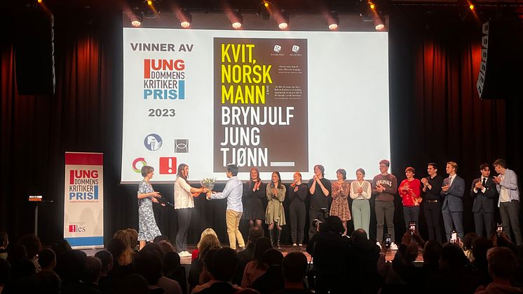 Brynjulf Tjønn mottar prisen under dagens utdeling. (Foto: Cappelen Damm)