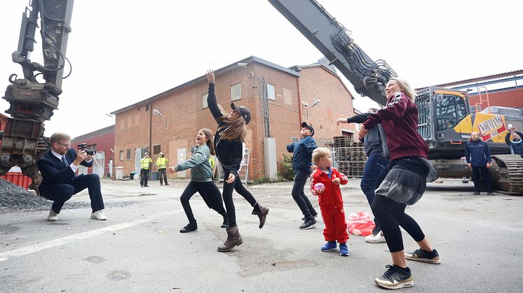 Det första "badtaget" togs av familjen Wikberg från Mölnlycke