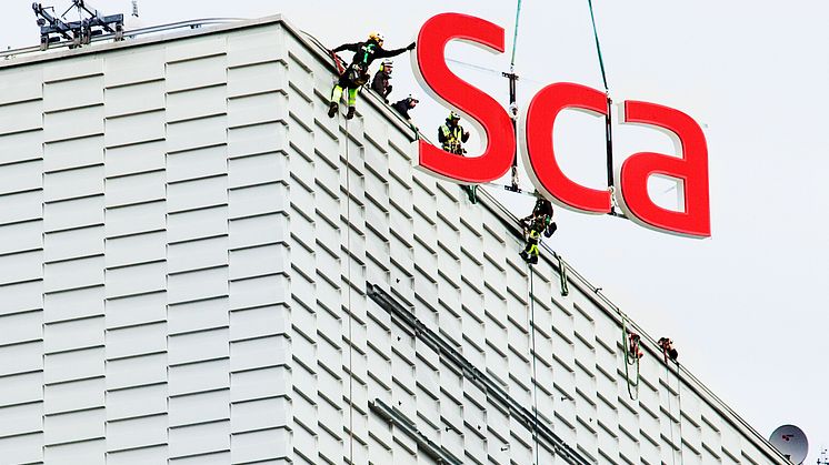 Scandic-skylt monteras med hjälp av helikopterlyft