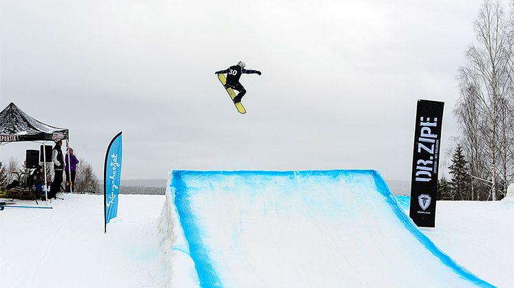 Sverigeeliten på snowboard och freeski besöker Vännäs