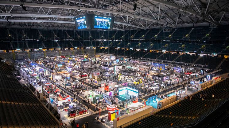 Det var tjockt av folk framför utställarmontrarna när täckena drogs av från alla Världs-, Europa- och Sverigepremiärerna på eCarExpo.