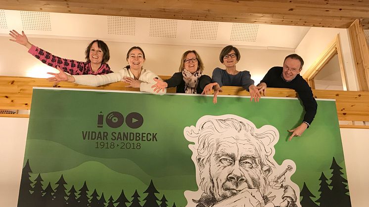 Åmot kulturhus er allerede preget av 100-årsjubileet for Vidar Sandbeck. Kulturkontoret i Åmot kommune går selvsagt i bresjen: Anne Berit Nielsen Grøn (fra venstre), Caroline Rolstad, Guri Helseth, Turid Athammer og Yngve Sekkelsten.