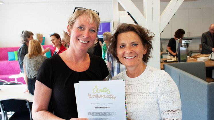 Anna Johansson och Eva Marsh från Backatorpskolan tog emot priset Årets Kooperativ hos Coompanion Göteborgsregionen.