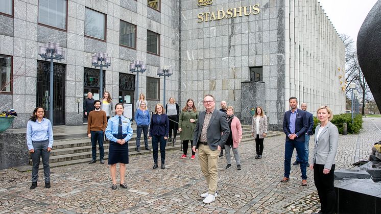 Medlemmar i Västerås trygghetsråd. Längst fram initiativtagaren Staffan Jansson (S), kommunstyrelsens ordförande. Till vänster om Staffan på bilden står Sara Ekström, Lokalpolisområdeschef Lokalpolisområde Västerås.