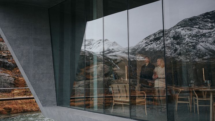 Stillfoto fra SELVMORDSTURISTEN: Nikolaj Coster-Waldau som Max og Solbjørg Højfeldt som Karen. Fotograf: Jørgen Nordby