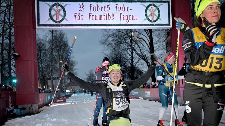 Äventyraren Aron Anderson åker i sit ski och gick i mål 10:e gången i Vasaloppet 2024. Han åkte på tiden 9.28.48.