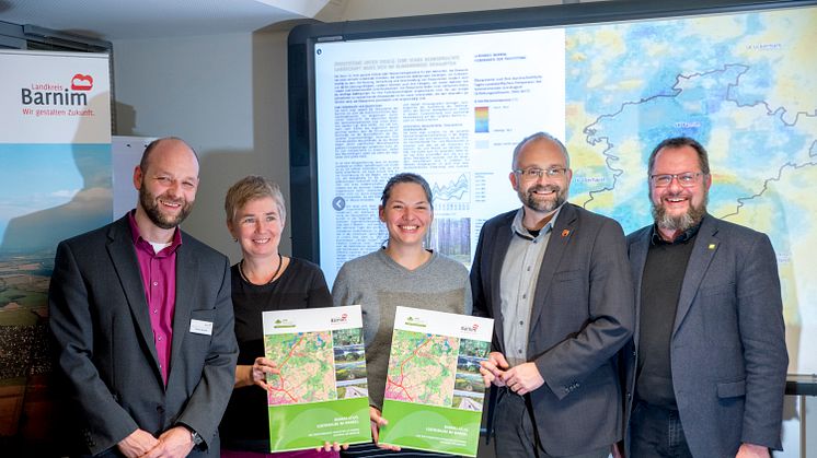 Ronny Baaske (v.l.), Judith Kloiber, Monika Hoffmann, Landrat Daniel Kurth, Prof. Pierre Ibisch bei der Präsentation des Barnim-Atlas. Foto: Torsten Stapel