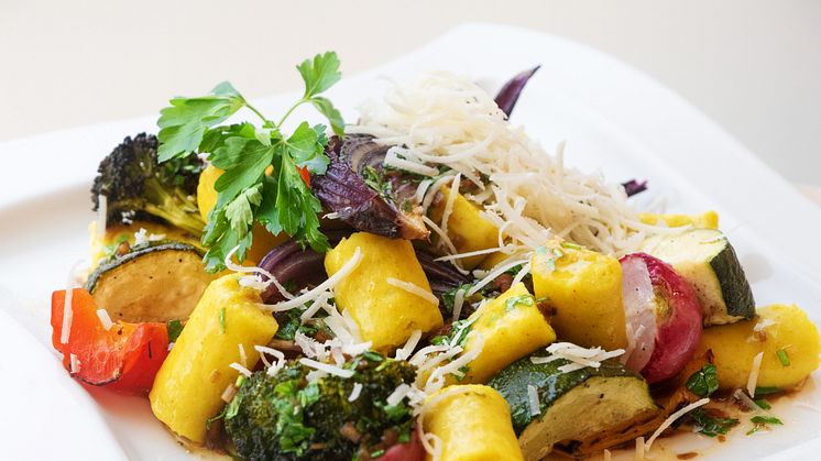 Laga mat i ångugn, vardag som helgdag. Tisdagens recept för ångugn är potatisgnocchi med rostade grönsaker och brynt smör.