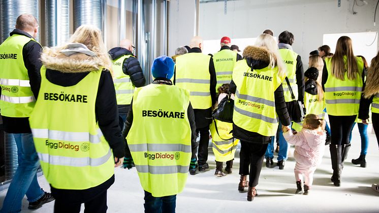 Besökare på visning av Trönninge skola. Foto: Marie Hidvi