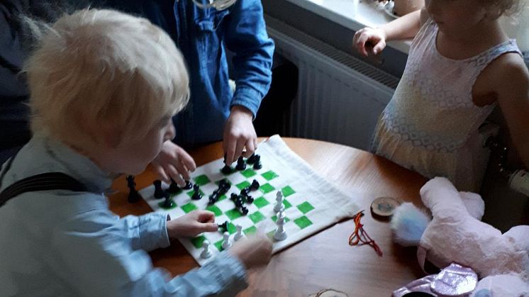 Barn med schackpåse. Foto: Mimmi Nilsson