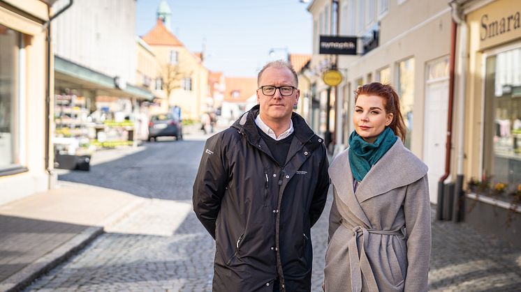 Stefan Olofsson, näringslivschef, tillsammans med Louise Erixon, kommunstyrelsens ordförande presenterar det åtgärdspaket som tagits fram för näringslivet.