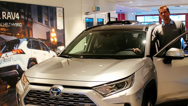  Svolvær: Bilselger Trond Hardy hos Nordvik er klar for lansering av nye RAV4 Hybrid.