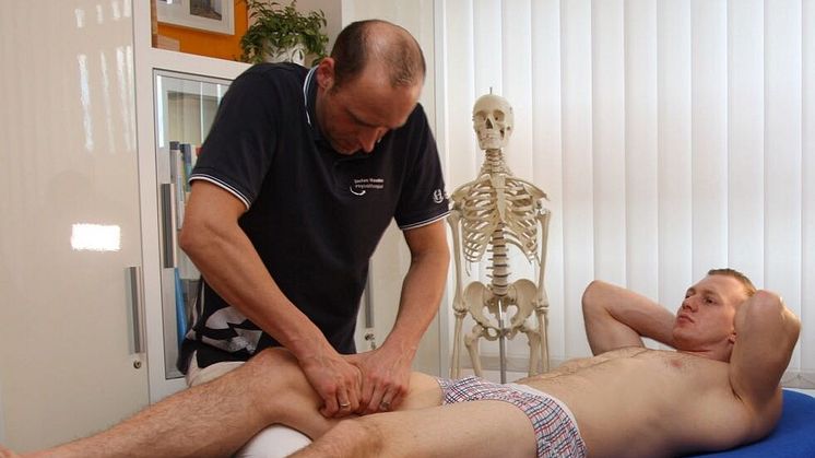 Osteopath Stefan Haustein behandelt den mehrfachen Zweierbob-Weltmeister. Foto: Marco Förster