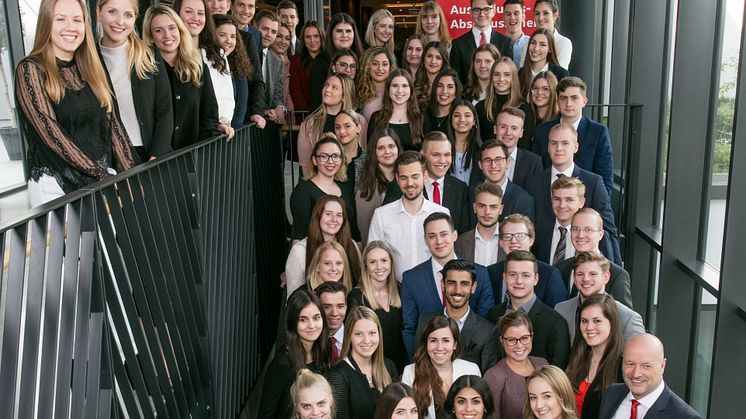 Vorstandsvorsitzender der Stadtsparkasse München Ralf Fleischer feierte zusammen mit seinen Azubis deren erfolgreichen Ausbildungsabschluss - zusammen mit den Azubis der weiteren oberbayerischen Sparkassen.