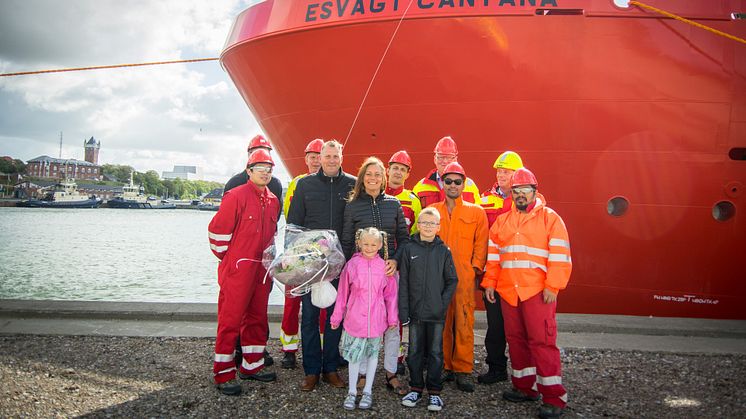 ’Esvagt Cantana’ er det foreløbigt sidste skib, som ESVAGT har fået leveret fra ASL i Singapore. Susanne Vejlgaard Ørskov, hustru til ESVAGT Head of People Nick V. Ørskov, var gudmor og ses sammen med børnene Frederik og Karoline samt besætningen. 