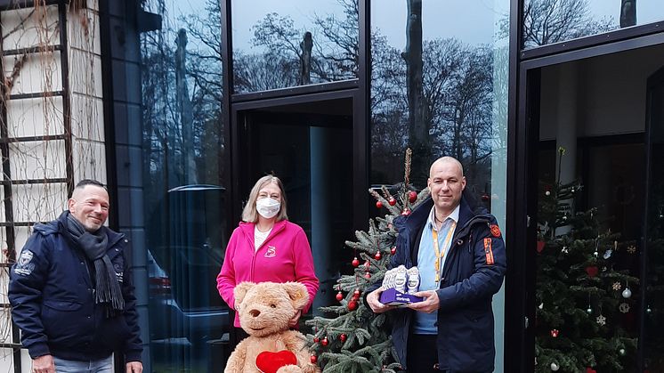 André Jahnke und Thorsten Wilke mit Elvira Wegner von Bärenherz vorm Kinderhospiz