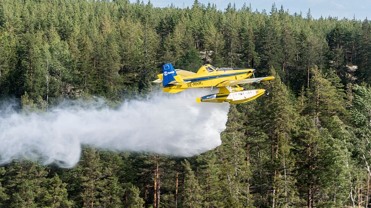 Nu ställs de mindre skopande flygplanen i beredskap. Foto: Jörgen Ericsson, SAAB.