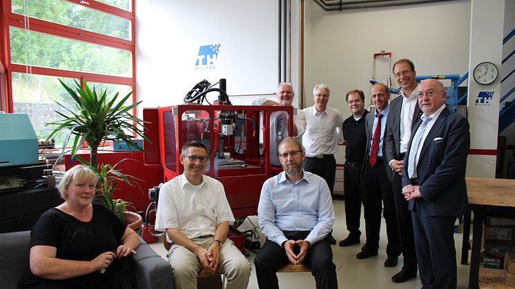 Mitglieder des Fachkollegiums Systemtechnik gemeinsam mit TH-Präsident Prof. Dr. László Ungvári (r.) im Mikrosystemtechnik-Labor.