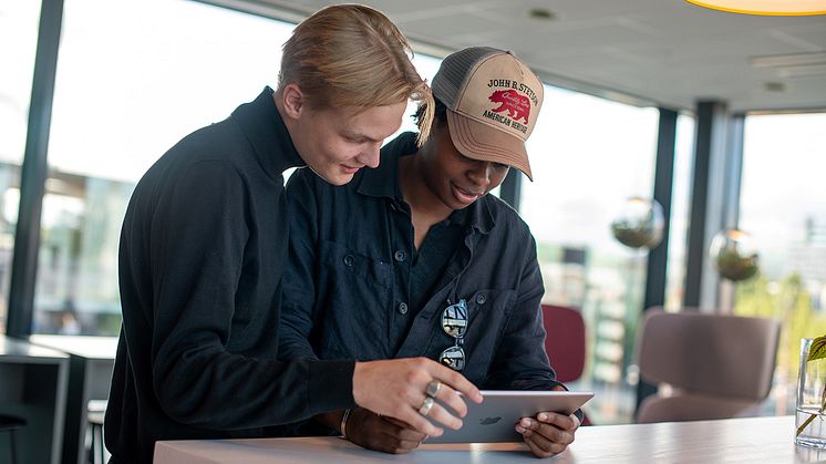 Rapporten Svenskarna och internet 2021 visar hur barn och unga använder internet.