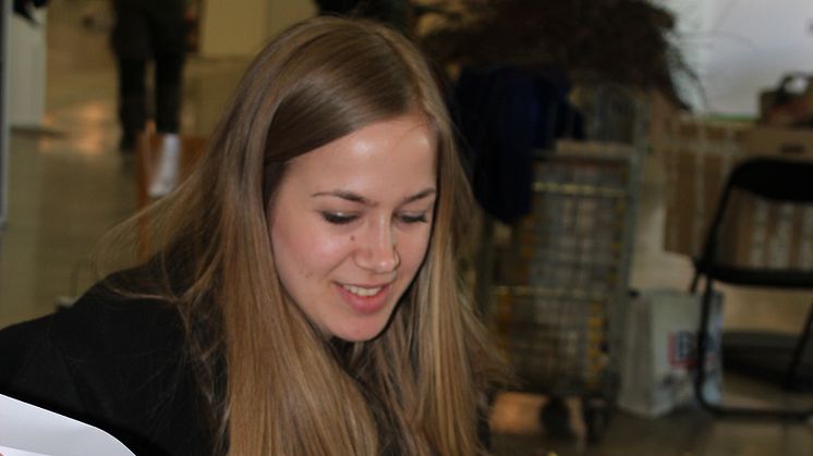 Camilla Somero, en av Inredningsskolans elever som stylar Studiefrämjandets monter på Nordiska Trädgårdar