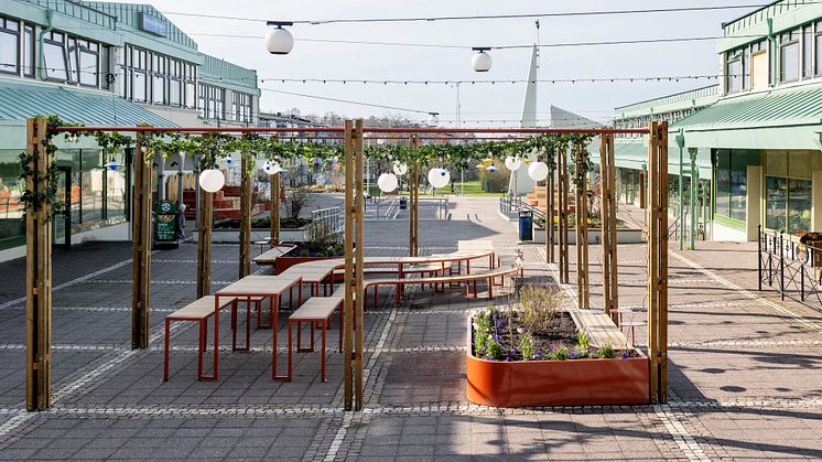 Vårväderstorget i Biskopsgården har genomgått stora förändringar. Den 23 april inviger vi torget. Foto Carina Gran