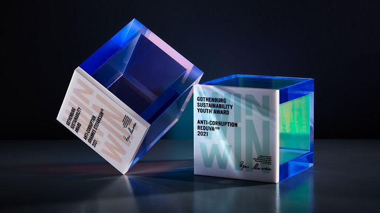 Årets pristagare får ta emot den karaktäristiska kuben. Årets kub är designad av den tyska konstnären Regine Schumann, en internationell superstjärna på konstscenen. Foto: Carl Ander/WIN WIN Award